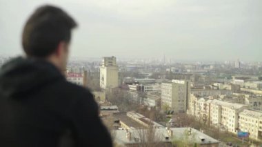 Bir adam büyük bir şehre bakar. Kyiv. Ukrayna.