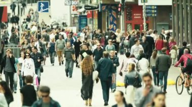 Sokakta yürüyen bir kalabalık. Ağır çekim. Kyiv. Ukrayna