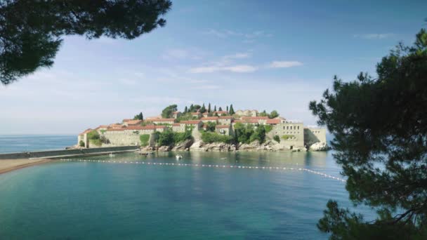 Sveti Stefan deniz kenarında bir turistik kasabadır. Karadağ. Gün — Stok video