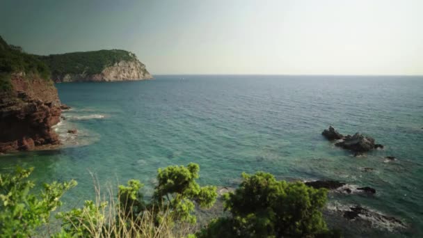 Βουνά και θάλασσα. Παράκτια τοπία. Μαυροβούνιο. Ημέρα — Αρχείο Βίντεο