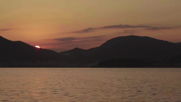 Mare la sera al tramonto. Montagne e mare. Montenegro — Video Stock