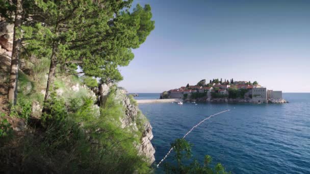 Sveti Stefan é uma cidade turística à beira-mar. Montenegro. Dia — Vídeo de Stock