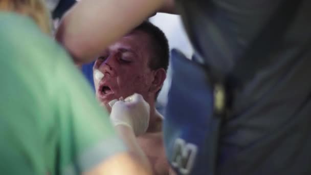 Mma sekizgeninde bir erkek dövüşçü. Kyiv. Ukrayna — Stok video