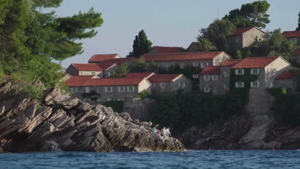 Casas com telhados vermelhos. Arquitetura de Sveti Stefan. Montenegro . — Vídeo de Stock