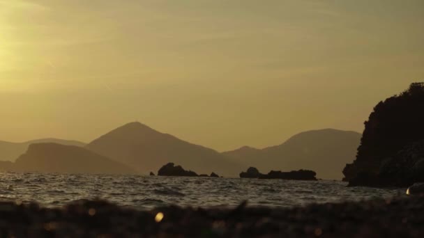 Marina à noite ao pôr-do-sol. Montanhas e mar. Montenegro — Vídeo de Stock