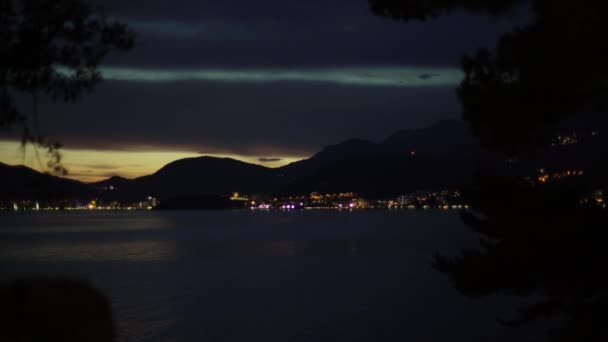 Mare la sera al tramonto. Montagne e mare. Montenegro — Video Stock