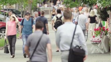 Sokakta yürüyen bir kalabalık. Ağır çekim. Kyiv. Ukrayna