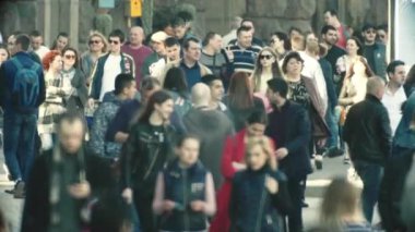 Sokakta yürüyen bir kalabalık. Ağır çekim. Kyiv. Ukrayna