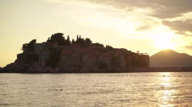 Sveti Stefan deniz kenarında bir turistik kasabadır. Karadağ. İyi akşamlar.