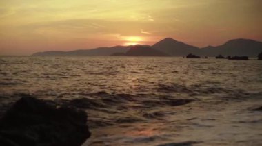 Akşamları deniz manzarası. Dağlar ve deniz. Karadağ