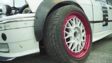 Pitstop 'ta yarış arabası. Araba sporu. Ağır çekim. Yarış. Kyiv. Ukrayna