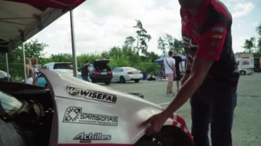 Pitstop 'ta yarış arabası. Araba sporu. Ağır çekim. Yarış. Kyiv. Ukrayna