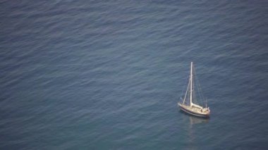 Denizde bir tekne. Sveti Stefan. Karadağ