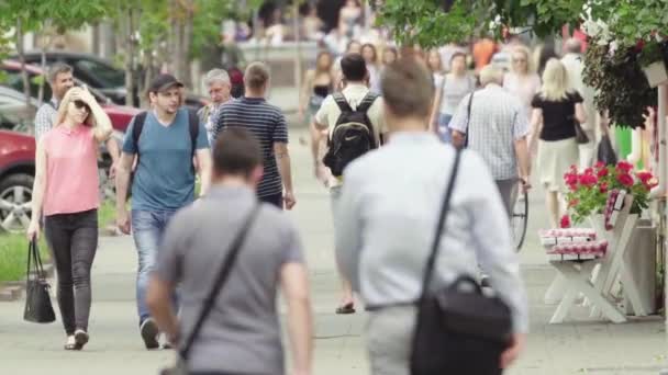 Een menigte mensen die door de straat lopen. Langzame beweging. Kiev. Oekraïne — Stockvideo
