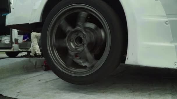 Reparación de ruedas de un coche de carreras. Movimiento lento — Vídeos de Stock