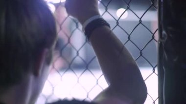 İzleyici maçı Mma sekizgeninde izliyor. Kyiv. Ukrayna