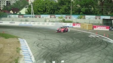 Araba sporu. Yarış. Ağır çekim. Kyiv. Ukrayna