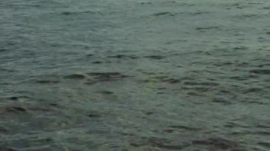 Gün batımında deniz suyu. Yakın plan. Sharm-el-Sheikh. Mısır.