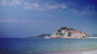 Sveti Stefan deniz kenarında bir turistik kasabadır. Karadağ. Gün