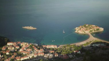 Sveti Stefan deniz kenarında bir turistik kasabadır. Karadağ. Gün