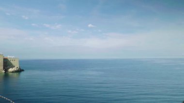 Sveti Stefan deniz kenarında bir turistik kasabadır. Karadağ. Gün