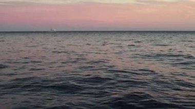 Gün batımında deniz suyu. Yakın plan. Sharm-el-Sheikh. Mısır.