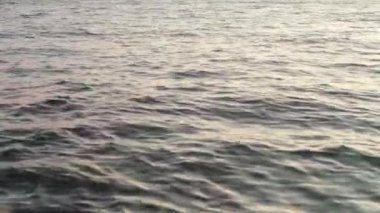 Gün batımında deniz suyu. Yakın plan. Sharm-el-Sheikh. Mısır.