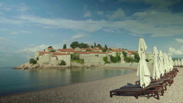 Sveti Stefan turistaváros a tenger mellett. Montenegró. Nap — Stock videók
