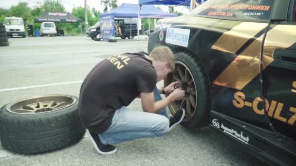 Wheel repair of a racing car. Slow motion — ストック動画