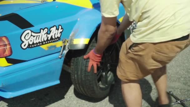 Réparation de roues d'une voiture de course. Mouvement lent — Video