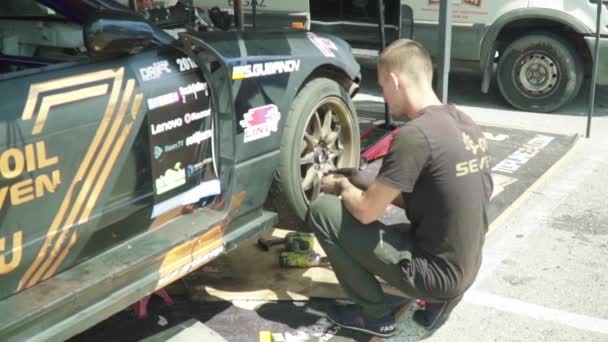 Reparación de ruedas de un coche de carreras. Movimiento lento — Vídeos de Stock