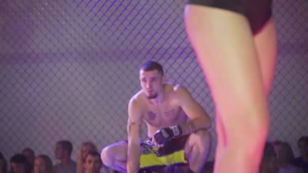 Samiec myśliwca w Mma ośmiokącie. Zwolnij trochę. Kijów. Ukraina — Wideo stockowe