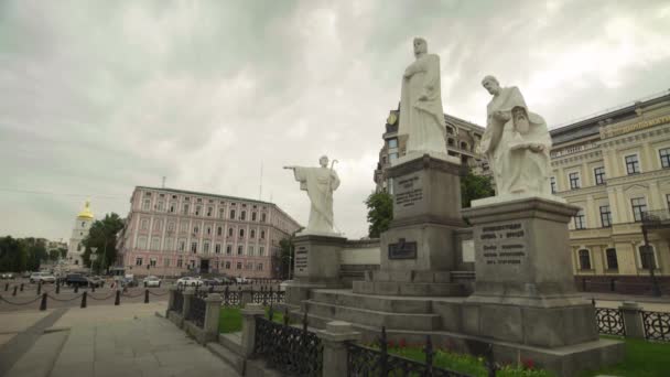 Nationaloper der Ukraine. kyiv. Denkmal für Prinzessin Olga. kyiv. Ukraine. — Stockvideo