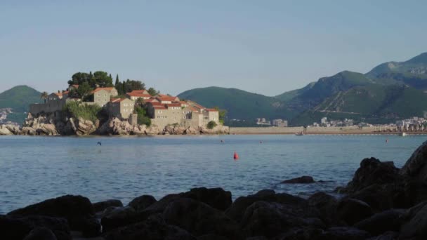 Sveti Stefan est une ville touristique en bord de mer. Monténégro. Jour — Video