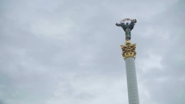 Monumento simbolo dell'Ucraina. Piazza dell'Indipendenza. Maidan. Kiev. Ucraina — Video Stock