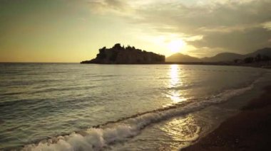 Sveti Stefan deniz kenarında bir turistik kasabadır. Karadağ. İyi akşamlar.