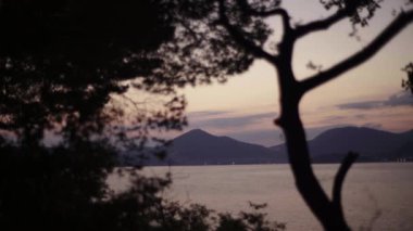 Akşamları deniz manzarası. Dağlar ve deniz. Karadağ