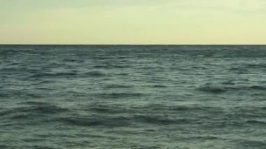 Gün batımında deniz suyu. Yakın plan. Sharm-el-Sheikh. Mısır.