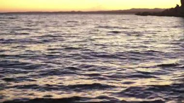 Gün batımında deniz suyu. Yakın plan. Sharm-el-Sheikh. Mısır.