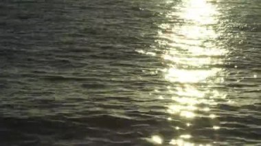 Gün batımında deniz suyu. Yakın plan. Sharm-el-Sheikh. Mısır.