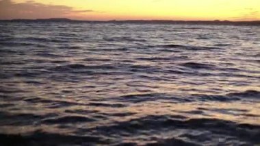 Gün batımında deniz suyu. Yakın plan. Sharm-el-Sheikh. Mısır.