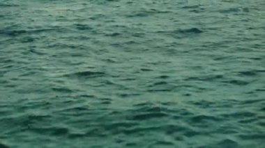 Gün batımında deniz suyu. Yakın plan. Sharm-el-Sheikh. Mısır.