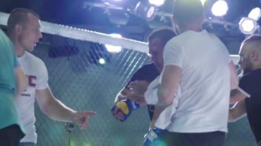 Mma sekizgeninde bir erkek dövüşçü. Ağır çekim. Kyiv. Ukrayna