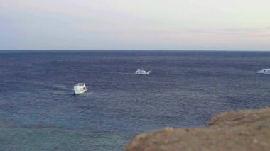 Denizde bir yat. Sharm-el-Sheikh. Mısır.