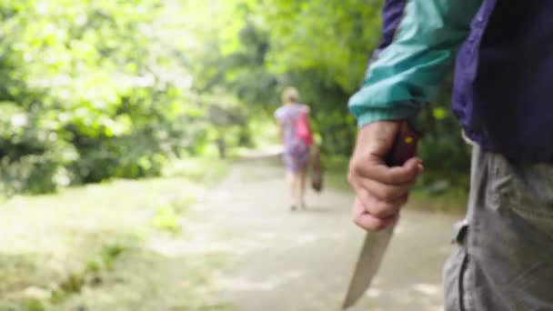 Маньяк с ножом в руке — стоковое видео
