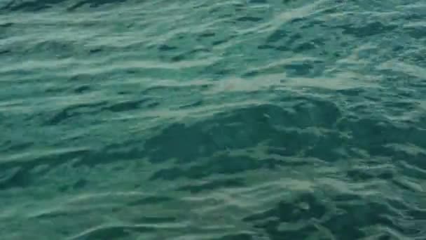 Mořská voda při západu slunce. Detailní záběr. Sharm-el-Sheikh. Egypt. — Stock video