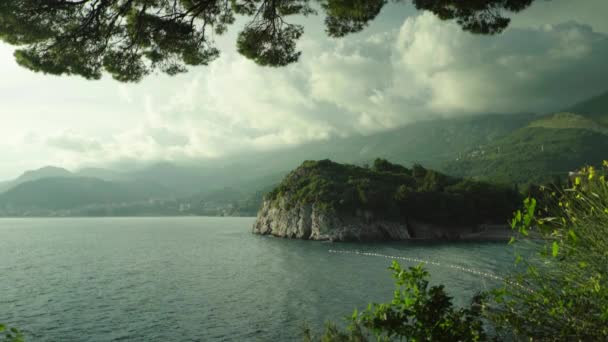 Montañas y el mar. Paisaje costero. Montenegro. Día. — Vídeos de Stock