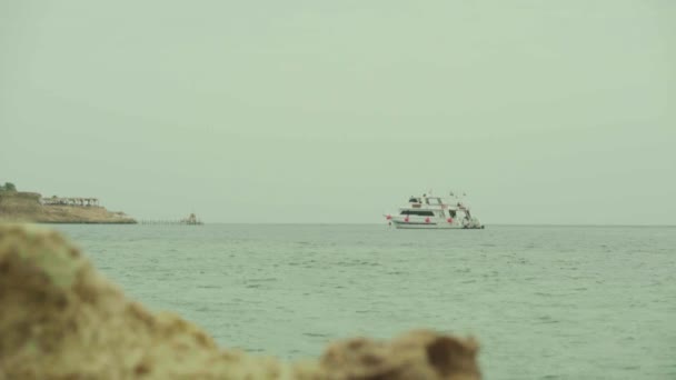 Яхта в море. Шарм-эль-Шейх. Египет . — стоковое видео