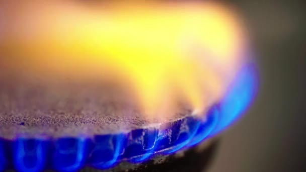 Brand in een gasfornuis op een gasfornuis — Stockvideo