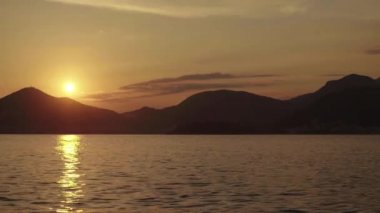 Akşamları deniz manzarası. Dağlar ve deniz. Karadağ